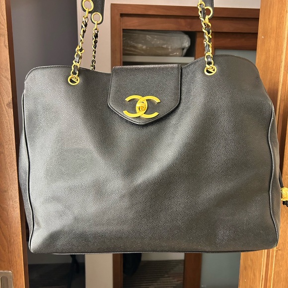 CHANEL Black and Gold Shoulder Bag with Iconic CC Logo - Picture 1 of 11